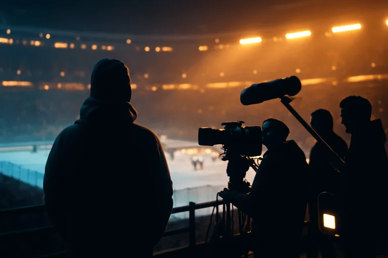 Langmajer jako Hrouzek na olympiádě v Itálii. Lajna se natáčí během zápasů